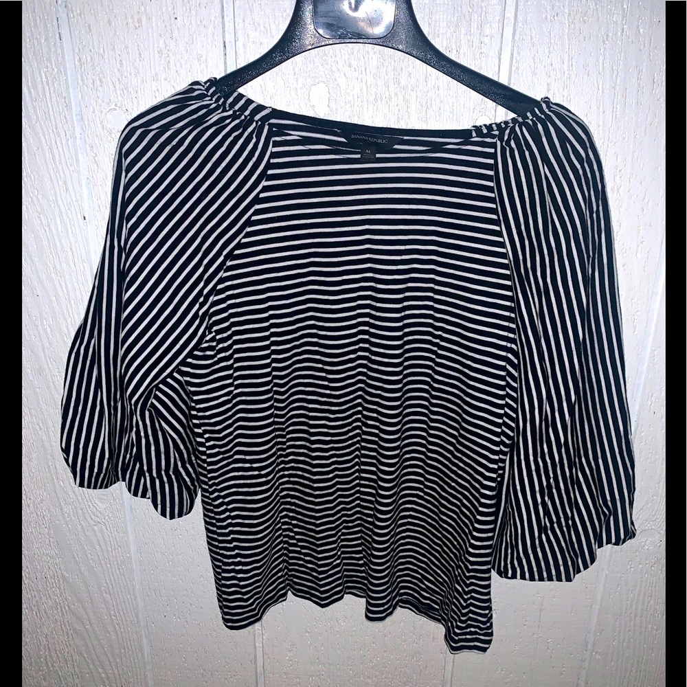 Size M Banana Republic lantern 3/4 sleeve horizontal pin striped scoop neck top